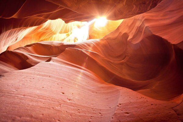 Helle Sonne im orangefarbenen Sand