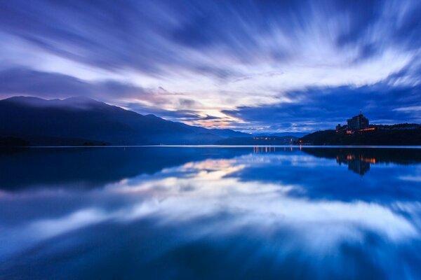 En el agua se refleja una hermosa puesta de sol azul