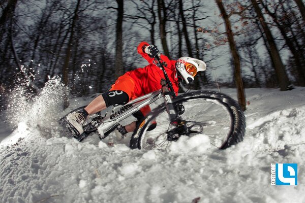 Radfahrer treibt im Winter im Schnee