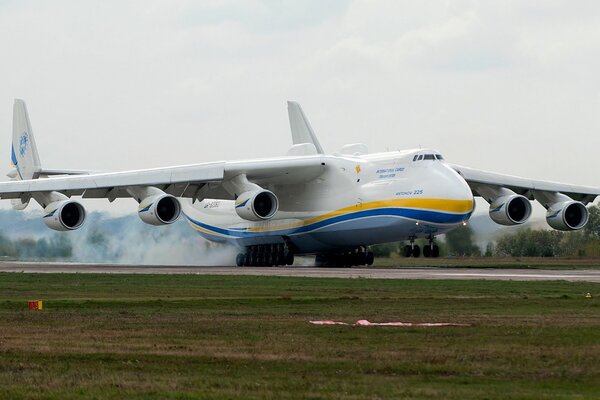 Ein riesiges Flugzeug auf dem Weg zum Himmel