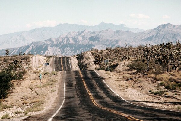 Paysage. Autoroute entre les montagnes