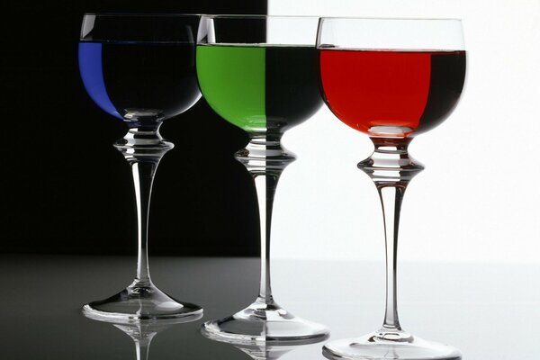 Pinturas de vino tres copas de vino con diferentes colores