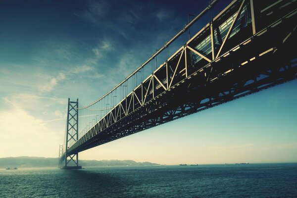 Il y a un énorme pont au-dessus de l eau