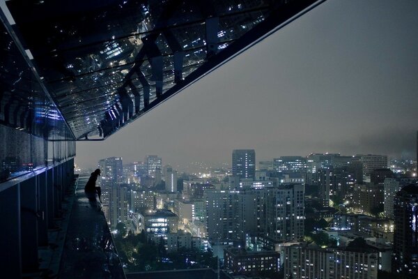 Ciudad de niebla nocturna en luces