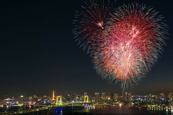 Feuerwerk und Feuerwerk am Boden der Stadt