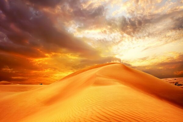 Coucher de soleil et dune-la beauté de l ancien désert