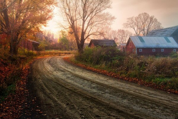 Otoño. Camino en un pueblo tranquilo