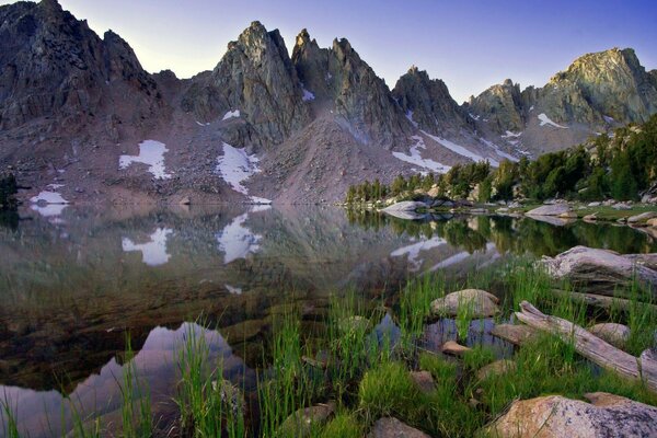 湖边的山景