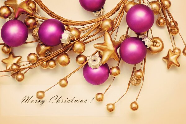 Weihnachtsschmuck in Gold und Rosa