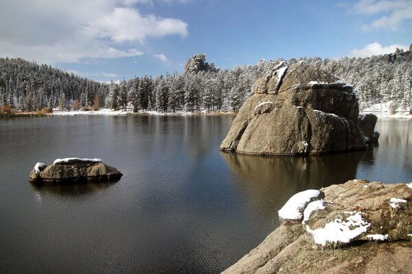 Lago insolito in inverno con pietre