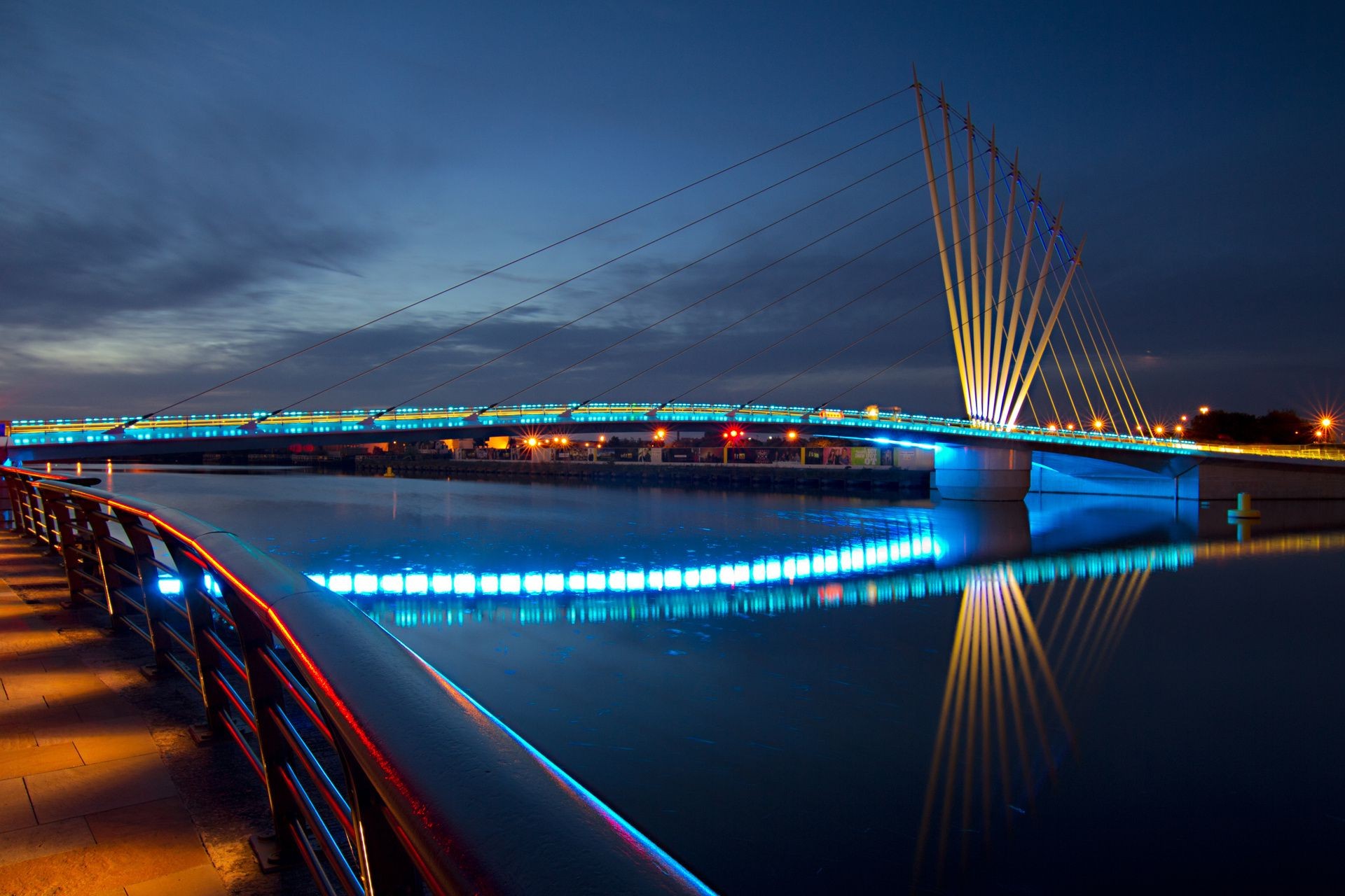 pontes ponte viagens sistema de transporte água crepúsculo rodovia rio cidade pôr do sol noite céu estrada arquitetura tráfego conexão cordas rua borrão urbano