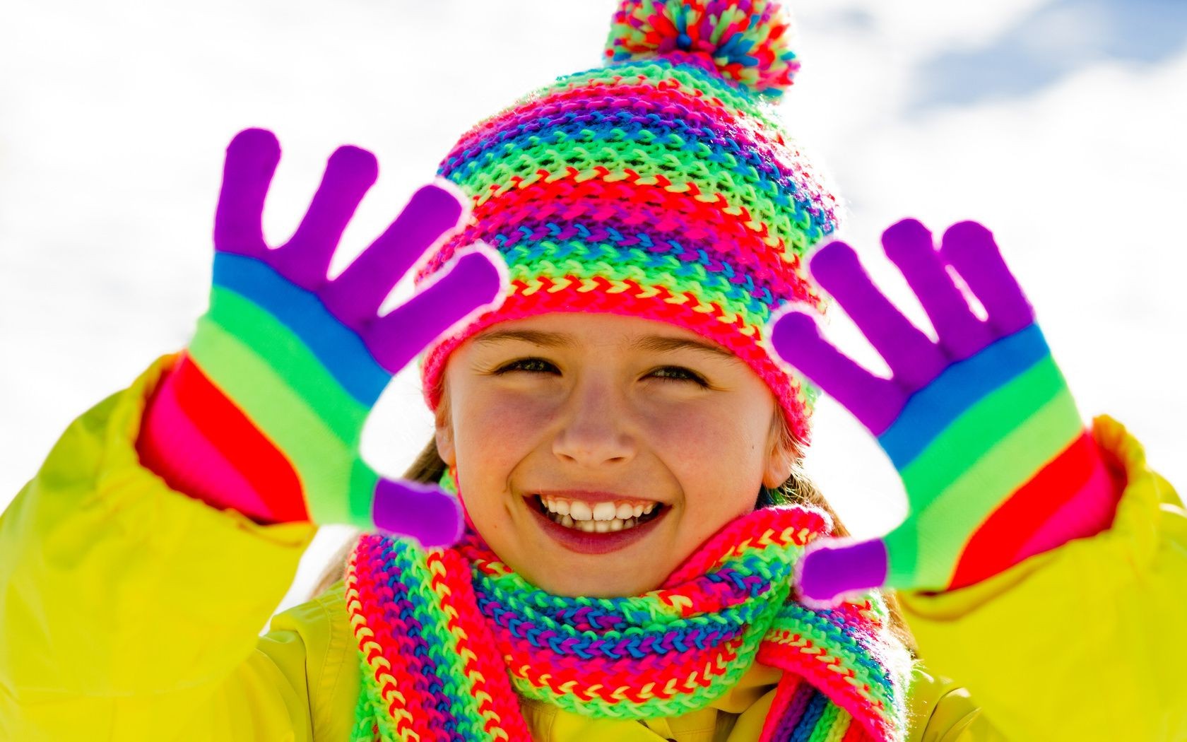 lachende kinder winter vergnügen kind kappe schal tragen glück