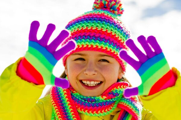 Enfant qui rit en hiver dans la rue