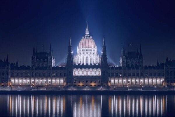 Bâtiment lumineux dans la nuit sur fond