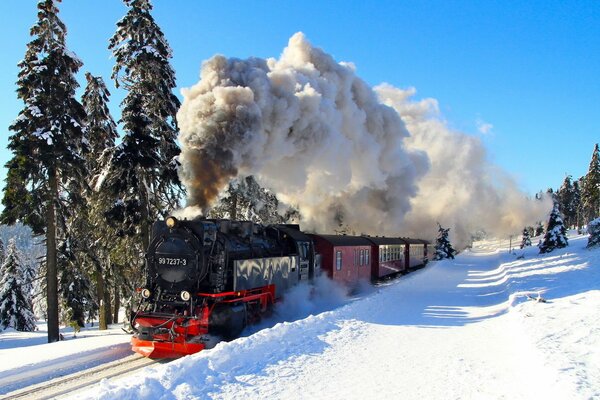 Eine brüllende Dampflokomotive rast durch den Schnee