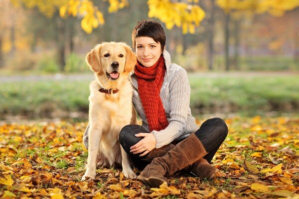 Mädchen mit Hund im Herbstpark