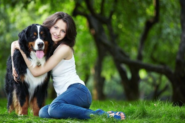 Amico del cane dell uomo in natura con la ragazza