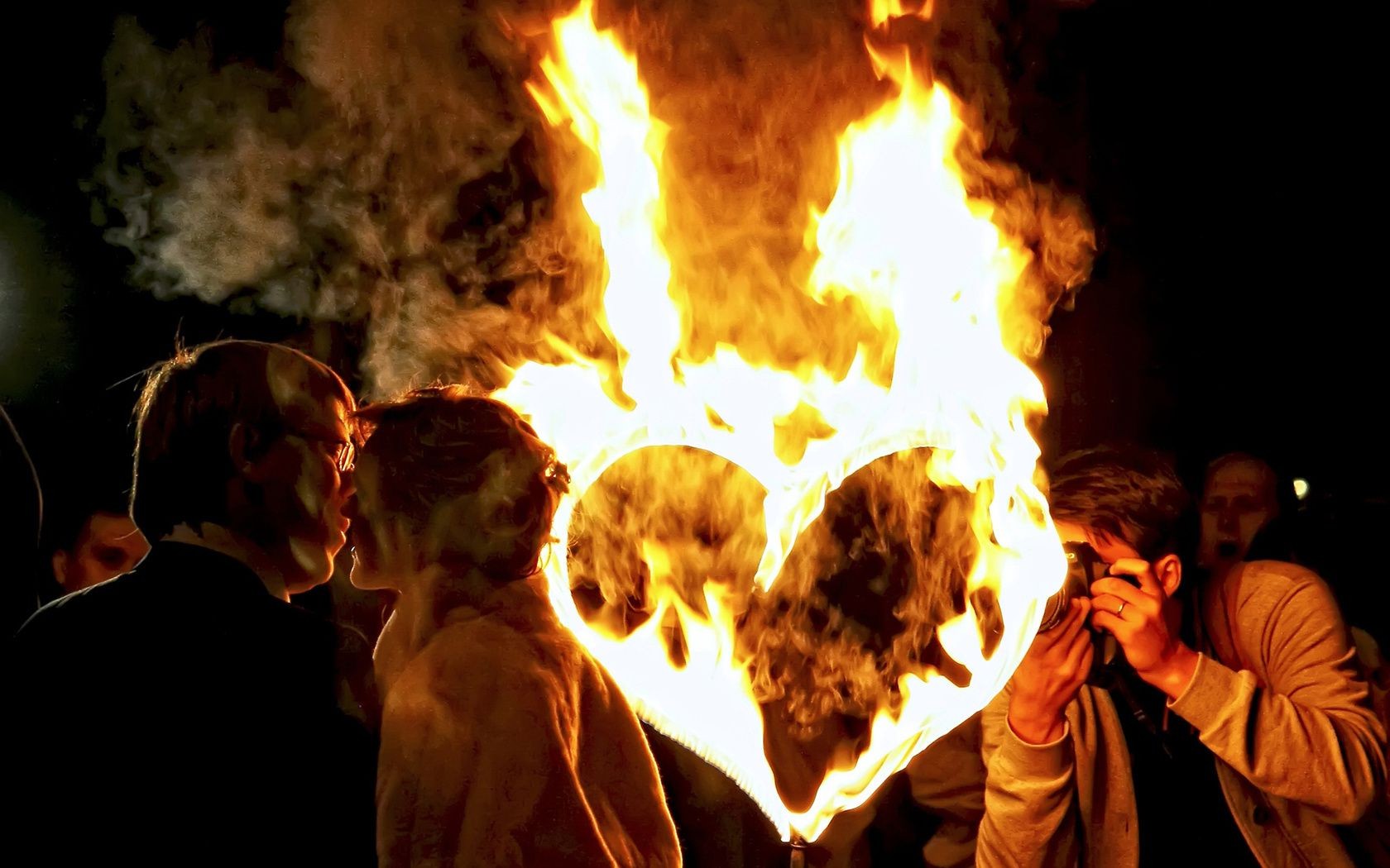 coeurs flamme chaud fumée chaleur feu de joie danger brûler