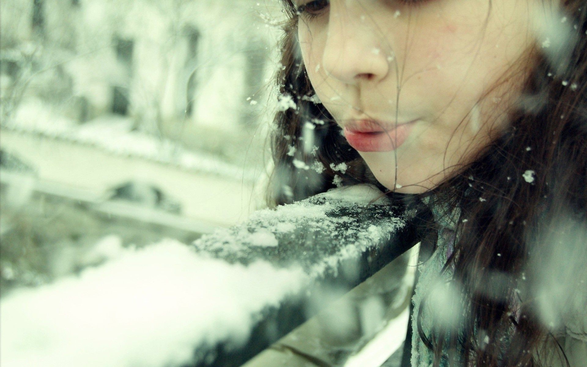 foto personal chica retrato mujer desenfoque solo hermoso al aire libre modelo moda invierno adulto cara luz agua naturaleza frío lluvia