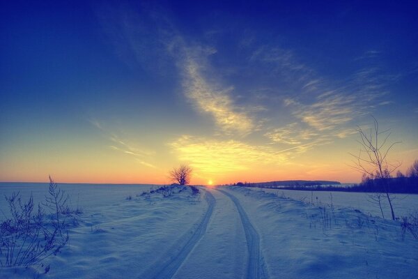 Coucher de soleil d hiver dans le gel