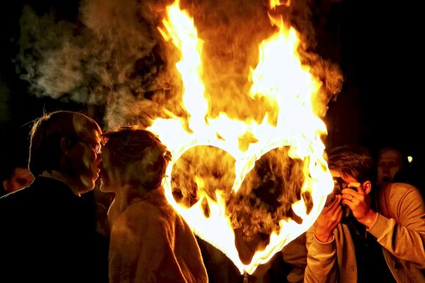 Sesión de fotos en el fondo de un corazón ardiente