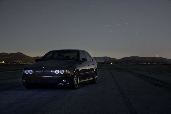 Coche negro en la noche en la carretera