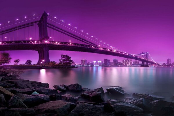 Romanticismo y misterio del puente colgante