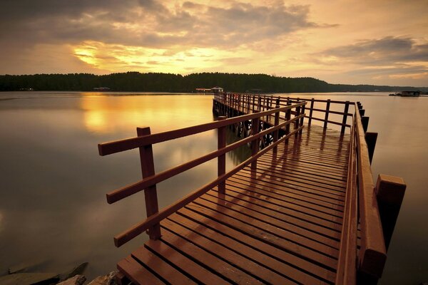 Hermosa puesta de sol en el gran lago