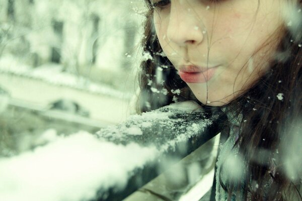 Fille d hiver sur fond