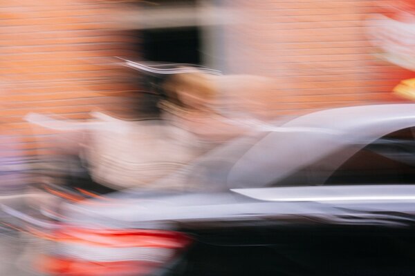 Foto borrosa de un coche de la ciudad