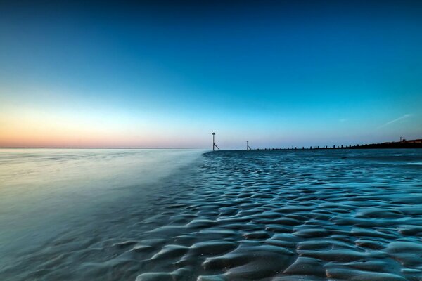 Belle plage avec de belles nuances de mer