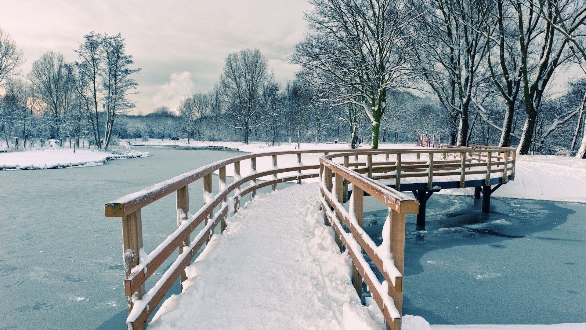 rivières étangs et ruisseaux étangs et ruisseaux neige hiver bois froid bois gel congelé saison glace banc paysage extérieur nature météo eau parc scénique lumière du jour beau temps