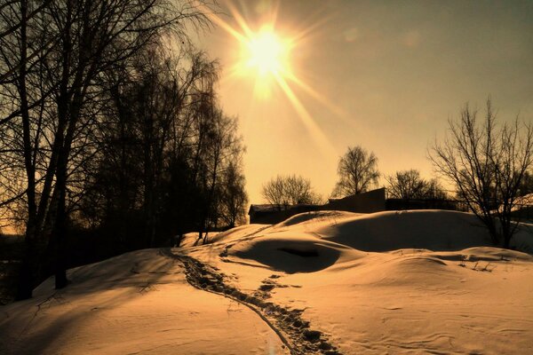 Hermosa puesta de sol en invierno en el pueblo