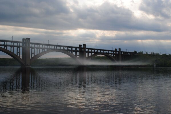 Image of the railway bridge over the river