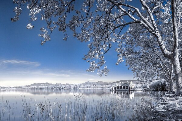 Haus am See in der Wintersaison