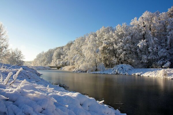 The river hasn t frozen over yet in early winter