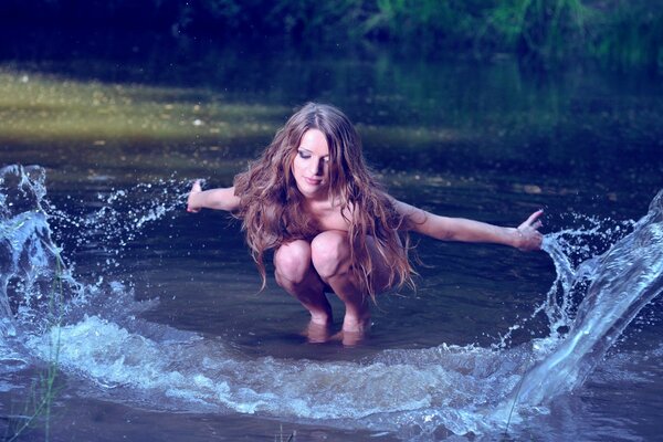 Schönes Mädchen gebietet Wasser