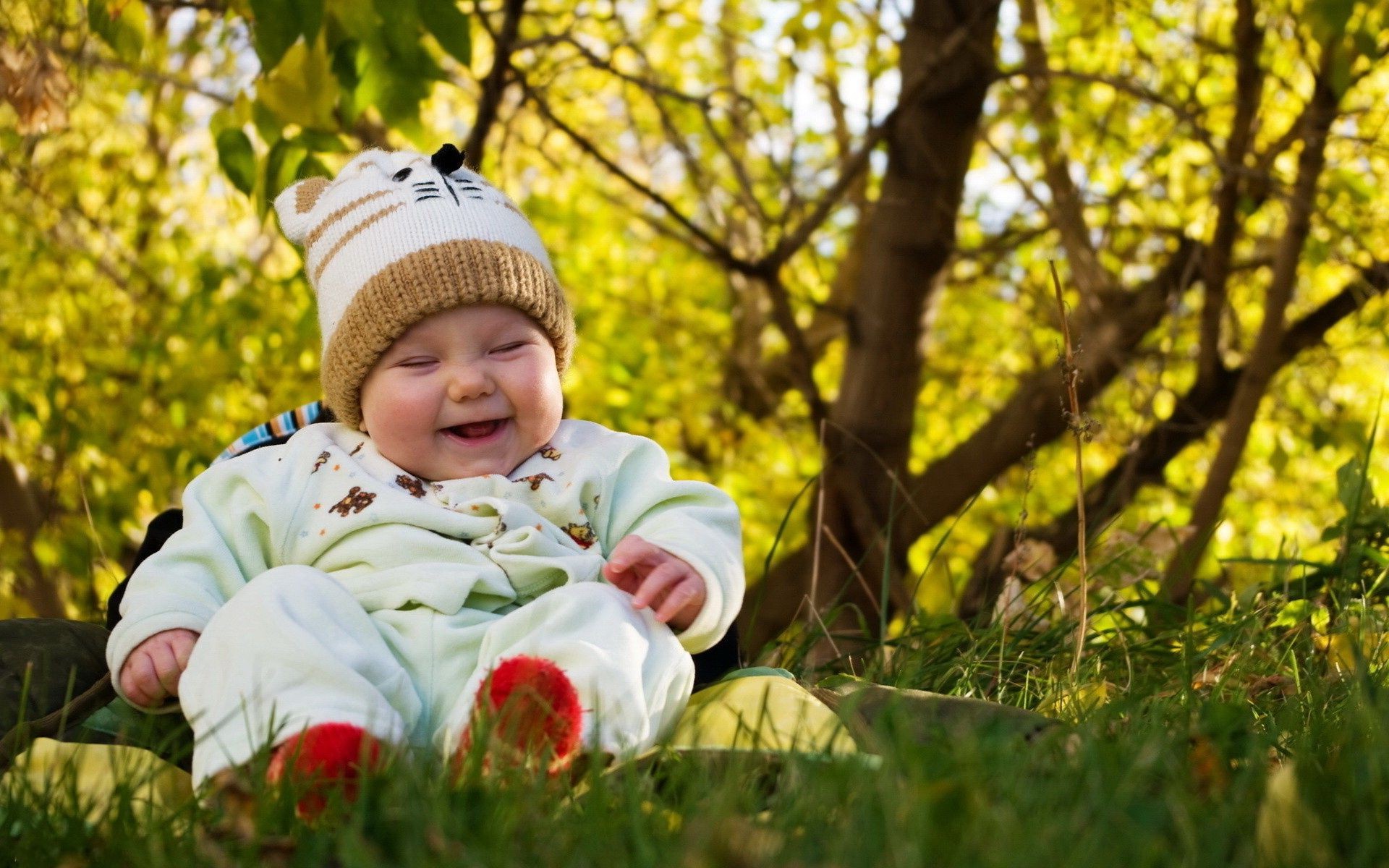 dzieci na łonie natury park jesień natura dziecko na zewnątrz trawa na zewnątrz szczęście lato klon dziecko mało zabawa wypoczynek dobra pogoda