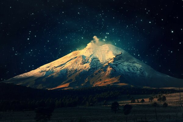 Fantástica montaña en medio del bosque contra el cielo estrellado