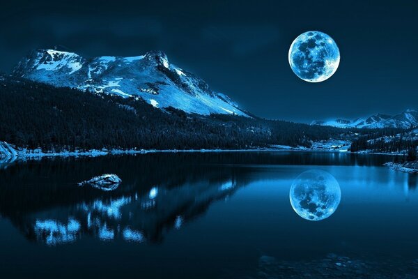 Grande lune sur un lac de montagne dans le ciel nocturne