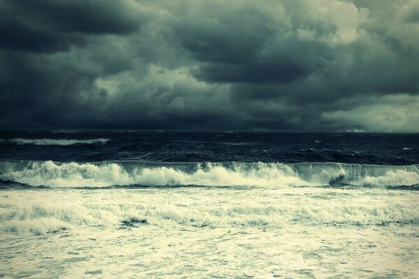 Mer de tempête avec des nuages noirs