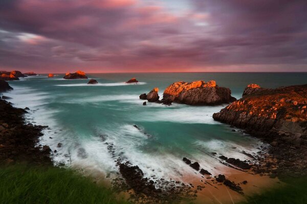 Tramonto sul mare, sabbia, rocce