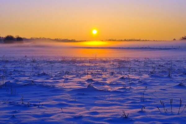 Horizonte al amanecer. Invierno y heladas