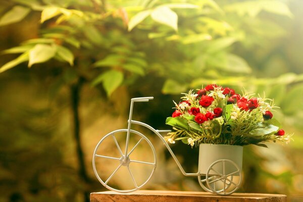 Fleurs d été dans un planteur inhabituel sur la terrasse