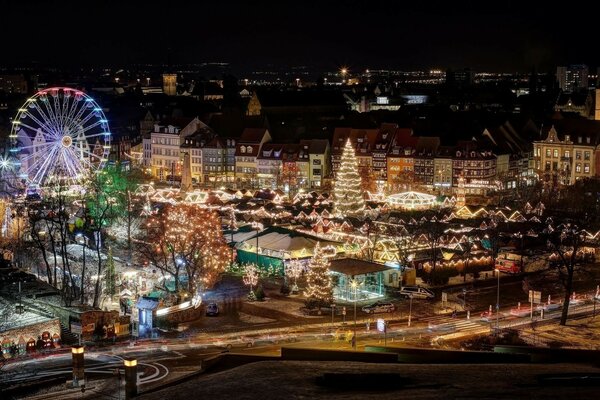 Città decorata di notte di Capodanno