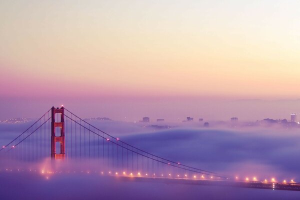 Brücke bei Sonnenuntergang in dichten Nebel getaucht