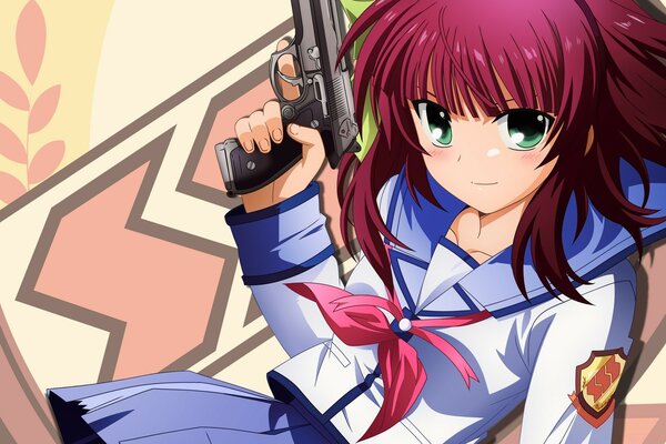 Bella ragazza con una pistola con uno sguardo misterioso