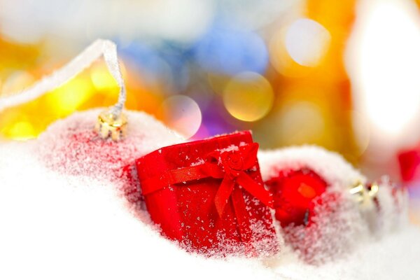 Jouets et cadeaux de Noël dans la neige