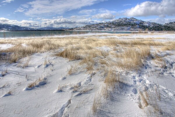 Im Winterfeld und in den Bergen funkelt der Schnee in der Sonne