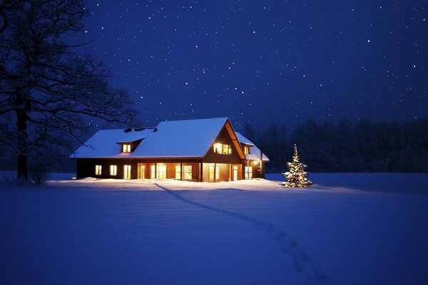 Casa solitaria en un campo cubierto de nieve